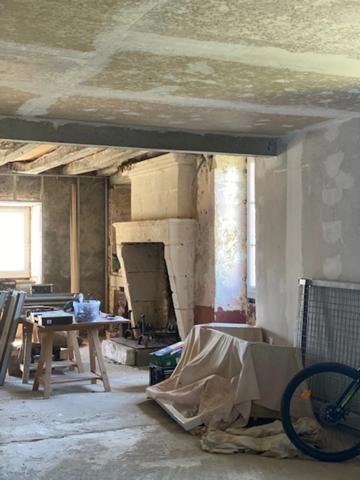 Corps d’ancienne ferme, en pierres, de 350 m2, à aménager, avec maisonnette attenante prête à habiter