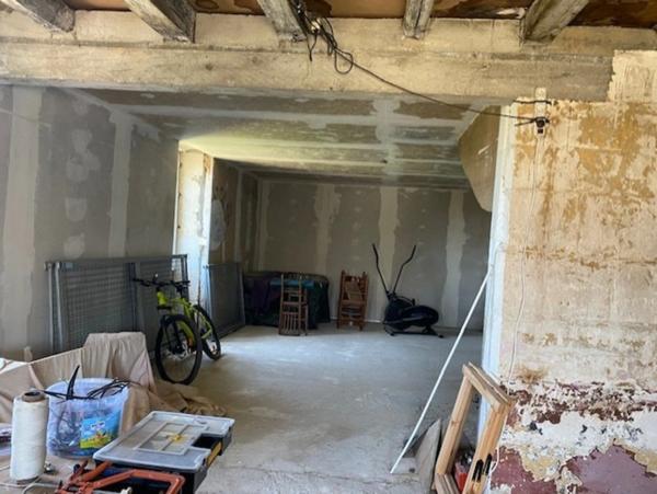 Corps d’ancienne ferme, en pierres, de 350 m2, à aménager, avec maisonnette attenante prête à habiter