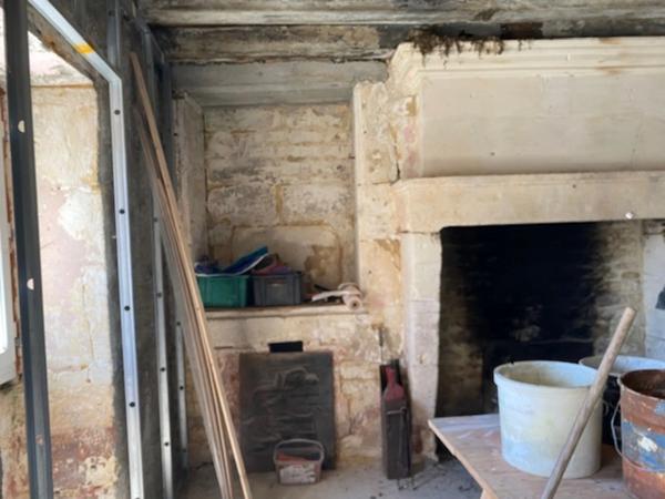 Corps d’ancienne ferme, en pierres, de 350 m2, à aménager, avec maisonnette attenante prête à habiter