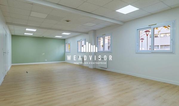 A LOUER : BUREAUX EN REZ DE CHAUSSÉE DE 230,83 M² AVEC DEUX STATIONNEMENTS