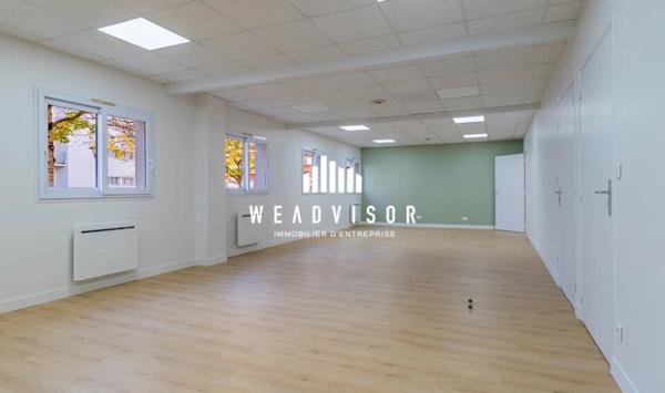 A LOUER : BUREAUX EN REZ DE CHAUSSÉE DE 230,83 M² AVEC DEUX STATIONNEMENTS