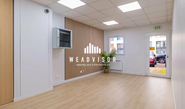 A LOUER : BUREAUX EN REZ DE CHAUSSÉE DE 230,83 M² AVEC DEUX STATIONNEMENTS