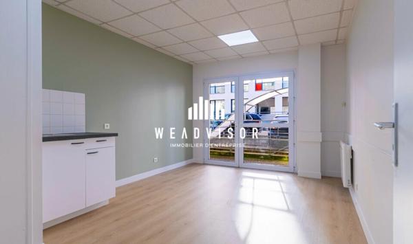 A LOUER : BUREAUX EN REZ DE CHAUSSÉE DE 230,83 M² AVEC DEUX STATIONNEMENTS