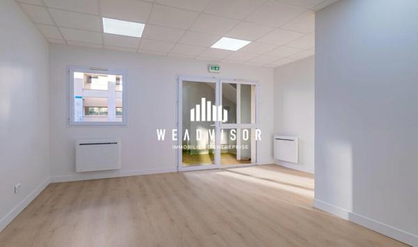 A LOUER : BUREAUX EN REZ DE CHAUSSÉE DE 230,83 M² AVEC DEUX STATIONNEMENTS