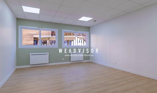 A LOUER : BUREAUX EN REZ DE CHAUSSÉE DE 230,83 M² AVEC DEUX STATIONNEMENTS