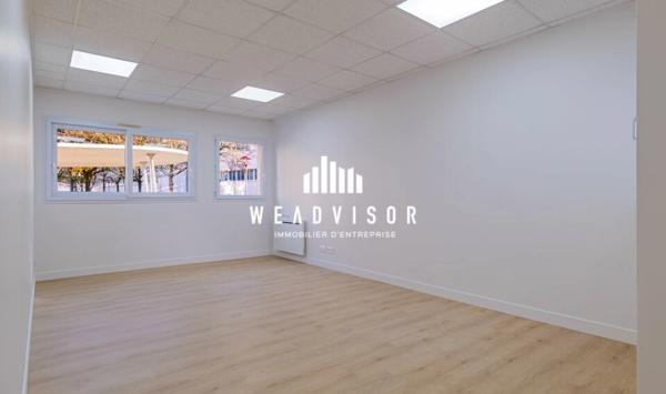 A LOUER : BUREAUX EN REZ DE CHAUSSÉE DE 230,83 M² AVEC DEUX STATIONNEMENTS