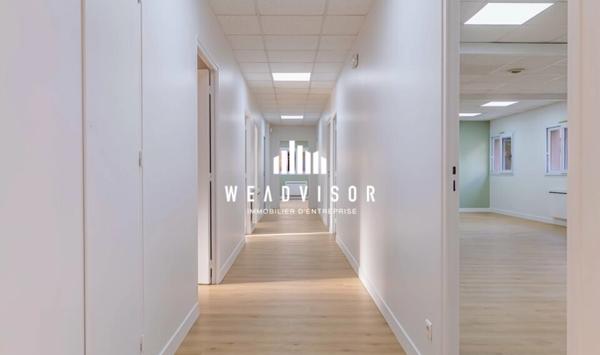 A LOUER : BUREAUX EN REZ DE CHAUSSÉE DE 230,83 M² AVEC DEUX STATIONNEMENTS