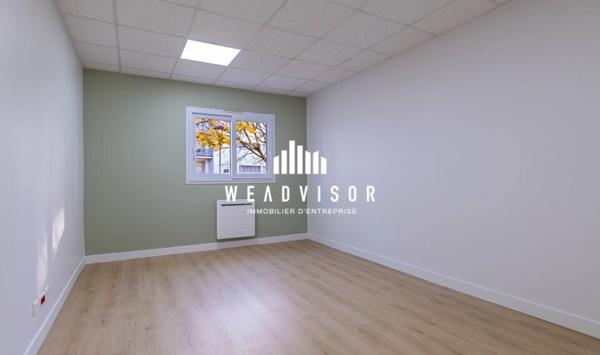 A LOUER : BUREAUX EN REZ DE CHAUSSÉE DE 230,83 M² AVEC DEUX STATIONNEMENTS