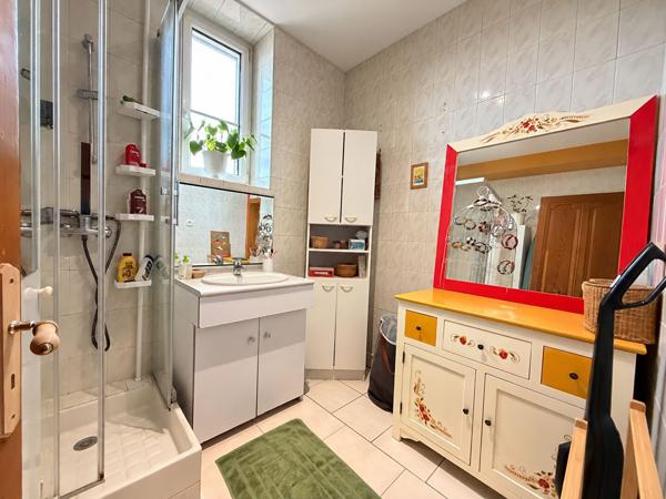 Appartement Montmorot 3 pièces / 2 chambres / 68.84 m² (80 m² au sol)