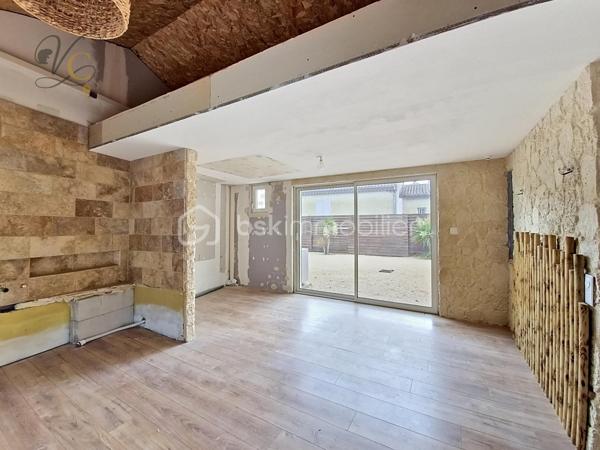 Construite en 2019 et encore couverte par la garantie décennale, cette superbe maison allie confort moderne, fonctionnalité et potentiel d’évolution.

Dès l’entrée, vous serez séduits par sa vaste pièce de vie lumineuse de 45 m² avec cuisine ouverte, climatisation réversible et un agencement pensé pour le quotidien.

La maison offre actuellement 3 belles chambres, ainsi qu’une pièce supplémentaire à terminer selon vos envies : chambre parentale, bureau, salle de jeux ou atelier… à vous de choisir !

🏡 Les atouts de cette maison :

* Construction récente de 2019, sous garantie décennale
* 3 chambres + 1 pièce à aménager en 4e chambre ou bureau
* Séjour avec cuisine ouverte de 45 m²
* Parcelle de 403 m²
* Pompe à chaleur air/eau
* Climatisation réversible dans la pièce de vie
* Vide sanitaire
* Tout-à-l’égout
* Portail électrique
* Auvent en dur sur une terrasse
* Cabanon de jardin
* Mezzanine de stockage
* Volets roulants (volets bois dans les chambres)
* DPE : A
* Accès à l'au du canal St Julien grace au forage (65 €/an)

Cette maison, en excellent état, ne nécessite aucun travaux hormis l’aménagement de la pièce annexe selon vos besoins.

📞 Une opportunité rare pour ceux qui recherchent une maison récente, économique et évolutive !

Contactez-moi dès maintenant pour organiser une visite et découvrir tout le potentiel de ce bien coup de cœur.

⚠️ Visite sur dossier validé uniquement – étude bancaire exigée
📍 Inter cabinet bienvenu
🎥 Visite virtuelle sur demande