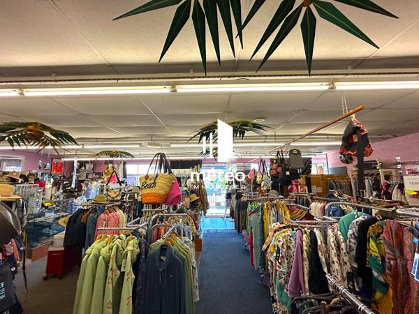 Local commercial avec habitation et stockage – Longeville sur Mer