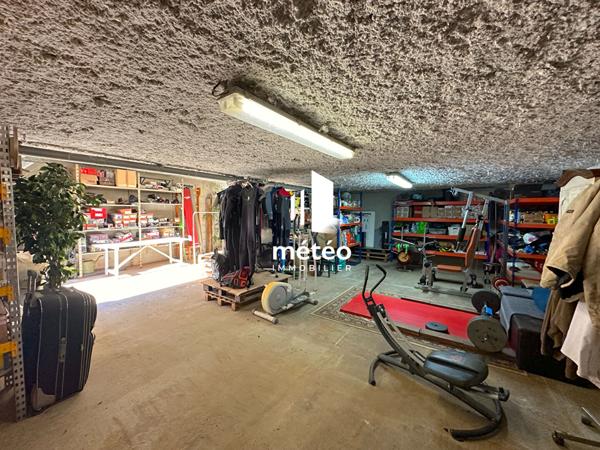 Local commercial avec habitation et stockage – Longeville sur Mer