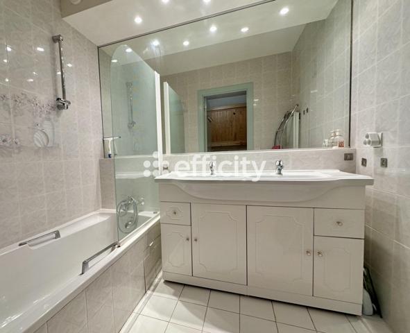 Appartement
         1 pièce
        - 28 m² 220 000 € *