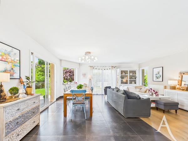 RUMILLY - Maison Familiale 4 chambres - Sous sol - Calme - Vue montagne - Piscine