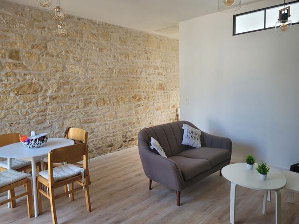 ROCHEFORT proche centre maison rénovation de qualité de type 2 avec extérieur intimiste