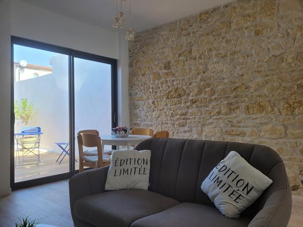 ROCHEFORT proche centre maison rénovation de qualité de type 2 avec extérieur intimiste