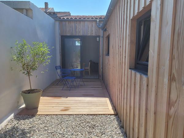 ROCHEFORT proche centre maison rénovation de qualité de type 2 avec extérieur intimiste