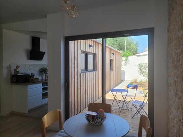 ROCHEFORT proche centre maison rénovation de qualité de type 2 avec extérieur intimiste