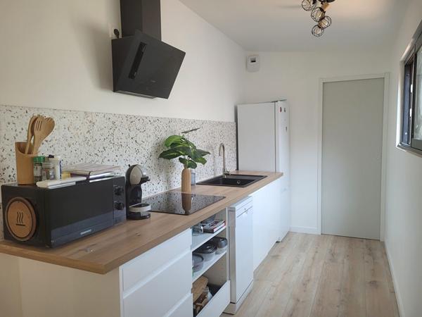 ROCHEFORT proche centre maison rénovation de qualité de type 2 avec extérieur intimiste