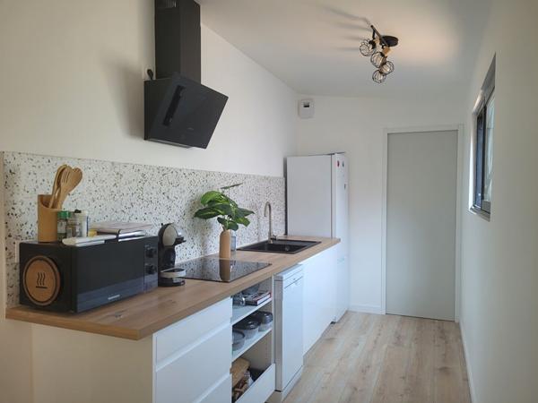 ROCHEFORT proche centre maison rénovation de qualité de type 2 avec extérieur intimiste