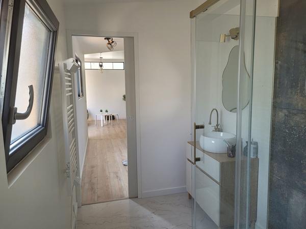 ROCHEFORT proche centre maison rénovation de qualité de type 2 avec extérieur intimiste