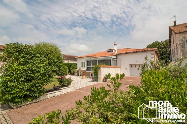 Maison, plusieurs logements, vastes dépendances et piscine