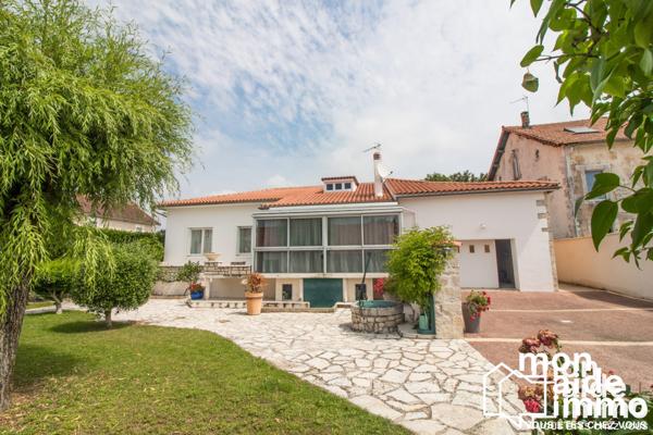 Maison, plusieurs logements, vastes dépendances et piscine