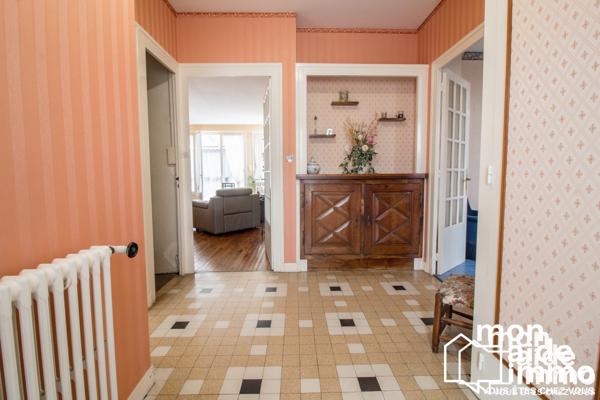 Maison, plusieurs logements, vastes dépendances et piscine