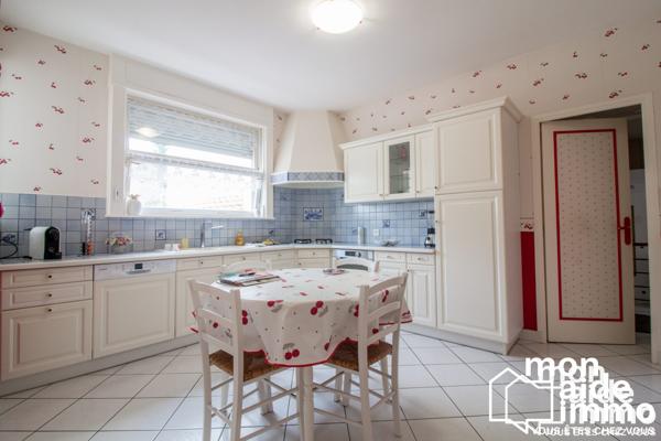 Maison, plusieurs logements, vastes dépendances et piscine