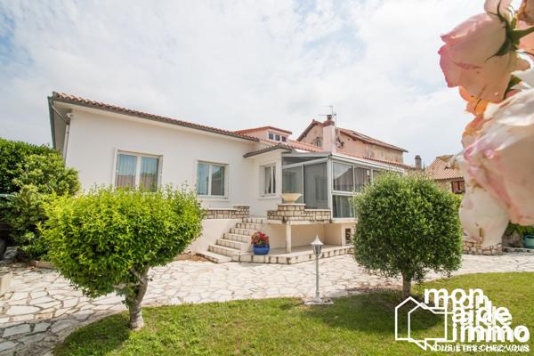 Maison, plusieurs logements, vastes dépendances et piscine