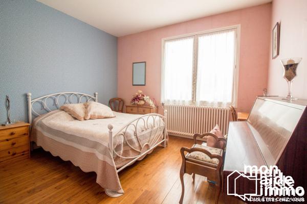 Maison, plusieurs logements, vastes dépendances et piscine