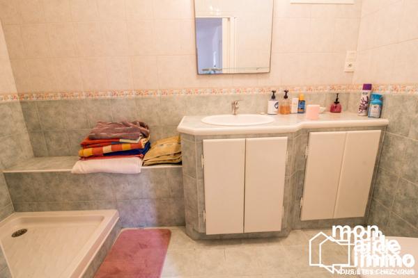 Maison, plusieurs logements, vastes dépendances et piscine