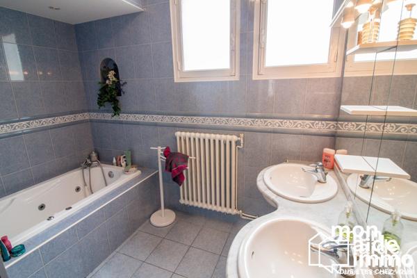 Maison, plusieurs logements, vastes dépendances et piscine