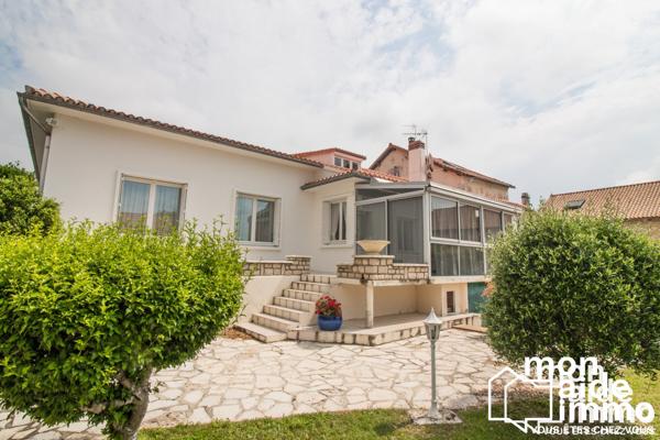 Maison, plusieurs logements, vastes dépendances et piscine