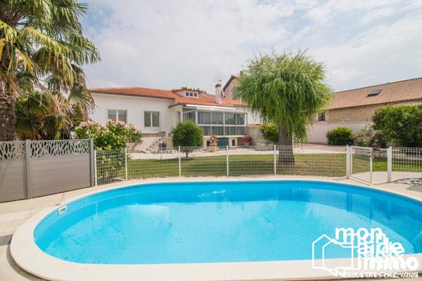 Maison, plusieurs logements, vastes dépendances et piscine