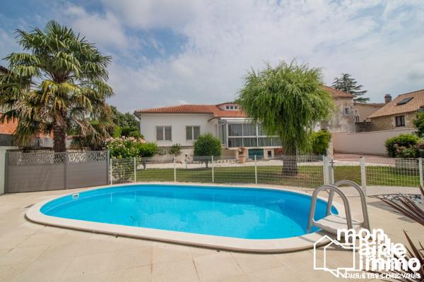 Maison, plusieurs logements, vastes dépendances et piscine