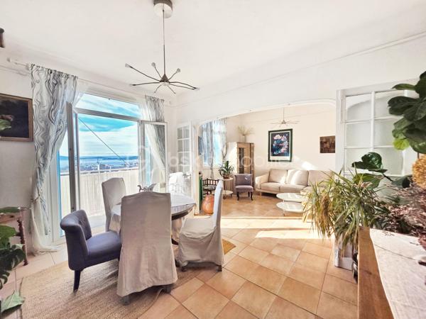 EXCLUSIVITE : Faron vue sur la rade . Rare duplex de + de100 m² dont 96 carrez au second et dernier étage d'une maison de caractère + Jardin, Studio et garage .
Unique sur le secteur .
Dans le quartier du Faron, à proximité du téléphérique, ce duplex t4 bénéficie d'une situation idéale à proximité des transports en commun, des axes routiers et du centre-ville, tout en étant dans un environnement résidentiel particulièrement recherché .

Actuellement distribué en t3, il occupe le second et dernier étage d'une charmante maison des années 30 . 
Un escalier extérieur, puis une entrée individuelle pour un seul propriétaire par palier : Une alternative à l'appartement traditionnel, avec le charme d'une maison de caractère . 

D'une superficie de 96 m² loi Carrez et 118 m² au sol, ce bien atypique profite d'une position dominante et d'une vue imprenable sur la rade de Toulon .

Au niveau principal, une entrée dessert côté sud une cuisine indépendante à rénover , et un vaste double séjour d'environ 29 m², avec une belle hauteur sous plafond. Celui-ci se prolonge par un long balcon permettant de profiter pleinement de la vue .
La distribution actuelle offre un beau potentiel de réaménagement avec la possibilité de créer une vaste pièce de vie ouverte, pour gagner en volume et en modernité .

Côté nord, sur le jardin , une grande chambre de plus de 15 m² avec dressing, une salle de bains récente , ainsi que des toilettes séparées avec lavabo .

À l'étage, beaucoup de cachet pour les combles aménagés : parquet, poutres apparentes et de beaux volumes desservant une grande chambre de plus de 20 m² dont 13 m² carrez, un espace bureau de 9 m², des rangements et des toilettes avec lavabo. Les rampants ont été récemment isolés .

À l'extérieur, le jardin privatif, intimiste et sans vis-à-vis, constitue un véritable atout . Il accueille un studio d'environ 20 m² , offrant ainsi un véritable espace habitable supplémentaire . 
Situé dans une petite bâtisse indépendante, il comprend un espace cuisine/séjour, un espace nuit séparé, et une salle d'eau avec WC. Idéal pour recevoir, télétravailler , ou faire un atelier .

Un garage privatif en rez-de-rue, très recherché sur le secteur, complète l'ensemble. Le stationnement est également possible à proximité immédiate .

L’appartement est entretenu mais nécessite des travaux de modernisation . Des devis sont disponibles et d'autres sont en cours . Il bénéficie déjà du double vitrage et la toiture a été révisée au mois de juillet .

Copropriété de 11 lots dont 3 logements en cours de création .
Charges  annuelles en cours de calcul