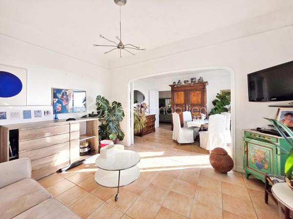 EXCLUSIVITE : Faron vue sur la rade . Rare duplex de + de100 m² dont 96 carrez au second et dernier étage d'une maison de caractère + Jardin, Studio et garage .
Unique sur le secteur .
Dans le quartier du Faron, à proximité du téléphérique, ce duplex t4 bénéficie d'une situation idéale à proximité des transports en commun, des axes routiers et du centre-ville, tout en étant dans un environnement résidentiel particulièrement recherché .

Actuellement distribué en t3, il occupe le second et dernier étage d'une charmante maison des années 30 . 
Un escalier extérieur, puis une entrée individuelle pour un seul propriétaire par palier : Une alternative à l'appartement traditionnel, avec le charme d'une maison de caractère . 

D'une superficie de 96 m² loi Carrez et 118 m² au sol, ce bien atypique profite d'une position dominante et d'une vue imprenable sur la rade de Toulon .

Au niveau principal, une entrée dessert côté sud une cuisine indépendante à rénover , et un vaste double séjour d'environ 29 m², avec une belle hauteur sous plafond. Celui-ci se prolonge par un long balcon permettant de profiter pleinement de la vue .
La distribution actuelle offre un beau potentiel de réaménagement avec la possibilité de créer une vaste pièce de vie ouverte, pour gagner en volume et en modernité .

Côté nord, sur le jardin , une grande chambre de plus de 15 m² avec dressing, une salle de bains récente , ainsi que des toilettes séparées avec lavabo .

À l'étage, beaucoup de cachet pour les combles aménagés : parquet, poutres apparentes et de beaux volumes desservant une grande chambre de plus de 20 m² dont 13 m² carrez, un espace bureau de 9 m², des rangements et des toilettes avec lavabo. Les rampants ont été récemment isolés .

À l'extérieur, le jardin privatif, intimiste et sans vis-à-vis, constitue un véritable atout . Il accueille un studio d'environ 20 m² , offrant ainsi un véritable espace habitable supplémentaire . 
Situé dans une petite bâtisse indépendante, il comprend un espace cuisine/séjour, un espace nuit séparé, et une salle d'eau avec WC. Idéal pour recevoir, télétravailler , ou faire un atelier .

Un garage privatif en rez-de-rue, très recherché sur le secteur, complète l'ensemble. Le stationnement est également possible à proximité immédiate .

L’appartement est entretenu mais nécessite des travaux de modernisation . Des devis sont disponibles et d'autres sont en cours . Il bénéficie déjà du double vitrage et la toiture a été révisée au mois de juillet .

Copropriété de 11 lots dont 3 logements en cours de création .
Charges  annuelles en cours de calcul