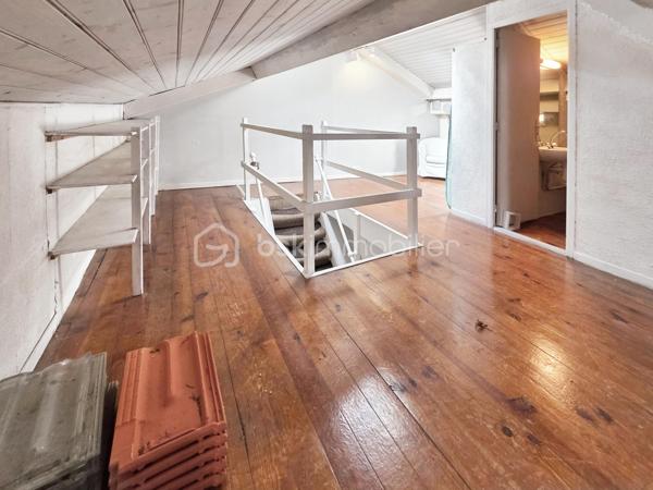 EXCLUSIVITE : Faron vue sur la rade . Rare duplex de + de100 m² dont 96 carrez au second et dernier étage d'une maison de caractère + Jardin, Studio et garage .
Unique sur le secteur .
Dans le quartier du Faron, à proximité du téléphérique, ce duplex t4 bénéficie d'une situation idéale à proximité des transports en commun, des axes routiers et du centre-ville, tout en étant dans un environnement résidentiel particulièrement recherché .

Actuellement distribué en t3, il occupe le second et dernier étage d'une charmante maison des années 30 . 
Un escalier extérieur, puis une entrée individuelle pour un seul propriétaire par palier : Une alternative à l'appartement traditionnel, avec le charme d'une maison de caractère . 

D'une superficie de 96 m² loi Carrez et 118 m² au sol, ce bien atypique profite d'une position dominante et d'une vue imprenable sur la rade de Toulon .

Au niveau principal, une entrée dessert côté sud une cuisine indépendante à rénover , et un vaste double séjour d'environ 29 m², avec une belle hauteur sous plafond. Celui-ci se prolonge par un long balcon permettant de profiter pleinement de la vue .
La distribution actuelle offre un beau potentiel de réaménagement avec la possibilité de créer une vaste pièce de vie ouverte, pour gagner en volume et en modernité .

Côté nord, sur le jardin , une grande chambre de plus de 15 m² avec dressing, une salle de bains récente , ainsi que des toilettes séparées avec lavabo .

À l'étage, beaucoup de cachet pour les combles aménagés : parquet, poutres apparentes et de beaux volumes desservant une grande chambre de plus de 20 m² dont 13 m² carrez, un espace bureau de 9 m², des rangements et des toilettes avec lavabo. Les rampants ont été récemment isolés .

À l'extérieur, le jardin privatif, intimiste et sans vis-à-vis, constitue un véritable atout . Il accueille un studio d'environ 20 m² , offrant ainsi un véritable espace habitable supplémentaire . 
Situé dans une petite bâtisse indépendante, il comprend un espace cuisine/séjour, un espace nuit séparé, et une salle d'eau avec WC. Idéal pour recevoir, télétravailler , ou faire un atelier .

Un garage privatif en rez-de-rue, très recherché sur le secteur, complète l'ensemble. Le stationnement est également possible à proximité immédiate .

L’appartement est entretenu mais nécessite des travaux de modernisation . Des devis sont disponibles et d'autres sont en cours . Il bénéficie déjà du double vitrage et la toiture a été révisée au mois de juillet .

Copropriété de 11 lots dont 3 logements en cours de création .
Charges  annuelles en cours de calcul