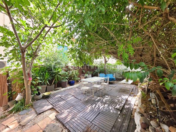 EXCLUSIVITE : Faron vue sur la rade . Rare duplex de + de100 m² dont 96 carrez au second et dernier étage d'une maison de caractère + Jardin, Studio et garage .
Unique sur le secteur .
Dans le quartier du Faron, à proximité du téléphérique, ce duplex t4 bénéficie d'une situation idéale à proximité des transports en commun, des axes routiers et du centre-ville, tout en étant dans un environnement résidentiel particulièrement recherché .

Actuellement distribué en t3, il occupe le second et dernier étage d'une charmante maison des années 30 . 
Un escalier extérieur, puis une entrée individuelle pour un seul propriétaire par palier : Une alternative à l'appartement traditionnel, avec le charme d'une maison de caractère . 

D'une superficie de 96 m² loi Carrez et 118 m² au sol, ce bien atypique profite d'une position dominante et d'une vue imprenable sur la rade de Toulon .

Au niveau principal, une entrée dessert côté sud une cuisine indépendante à rénover , et un vaste double séjour d'environ 29 m², avec une belle hauteur sous plafond. Celui-ci se prolonge par un long balcon permettant de profiter pleinement de la vue .
La distribution actuelle offre un beau potentiel de réaménagement avec la possibilité de créer une vaste pièce de vie ouverte, pour gagner en volume et en modernité .

Côté nord, sur le jardin , une grande chambre de plus de 15 m² avec dressing, une salle de bains récente , ainsi que des toilettes séparées avec lavabo .

À l'étage, beaucoup de cachet pour les combles aménagés : parquet, poutres apparentes et de beaux volumes desservant une grande chambre de plus de 20 m² dont 13 m² carrez, un espace bureau de 9 m², des rangements et des toilettes avec lavabo. Les rampants ont été récemment isolés .

À l'extérieur, le jardin privatif, intimiste et sans vis-à-vis, constitue un véritable atout . Il accueille un studio d'environ 20 m² , offrant ainsi un véritable espace habitable supplémentaire . 
Situé dans une petite bâtisse indépendante, il comprend un espace cuisine/séjour, un espace nuit séparé, et une salle d'eau avec WC. Idéal pour recevoir, télétravailler , ou faire un atelier .

Un garage privatif en rez-de-rue, très recherché sur le secteur, complète l'ensemble. Le stationnement est également possible à proximité immédiate .

L’appartement est entretenu mais nécessite des travaux de modernisation . Des devis sont disponibles et d'autres sont en cours . Il bénéficie déjà du double vitrage et la toiture a été révisée au mois de juillet .

Copropriété de 11 lots dont 3 logements en cours de création .
Charges  annuelles en cours de calcul