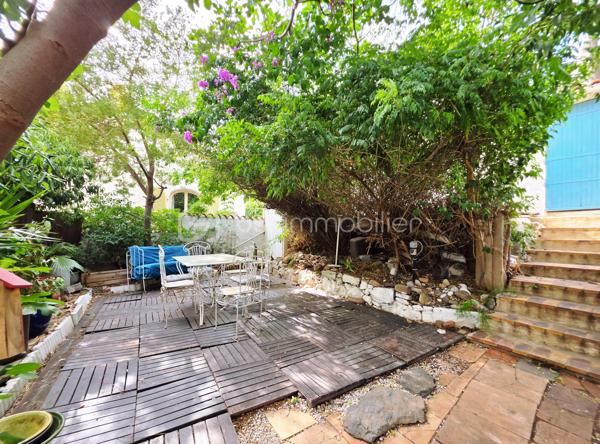 EXCLUSIVITE : Faron vue sur la rade . Rare duplex de + de100 m² dont 96 carrez au second et dernier étage d'une maison de caractère + Jardin, Studio et garage .
Unique sur le secteur .
Dans le quartier du Faron, à proximité du téléphérique, ce duplex t4 bénéficie d'une situation idéale à proximité des transports en commun, des axes routiers et du centre-ville, tout en étant dans un environnement résidentiel particulièrement recherché .

Actuellement distribué en t3, il occupe le second et dernier étage d'une charmante maison des années 30 . 
Un escalier extérieur, puis une entrée individuelle pour un seul propriétaire par palier : Une alternative à l'appartement traditionnel, avec le charme d'une maison de caractère . 

D'une superficie de 96 m² loi Carrez et 118 m² au sol, ce bien atypique profite d'une position dominante et d'une vue imprenable sur la rade de Toulon .

Au niveau principal, une entrée dessert côté sud une cuisine indépendante à rénover , et un vaste double séjour d'environ 29 m², avec une belle hauteur sous plafond. Celui-ci se prolonge par un long balcon permettant de profiter pleinement de la vue .
La distribution actuelle offre un beau potentiel de réaménagement avec la possibilité de créer une vaste pièce de vie ouverte, pour gagner en volume et en modernité .

Côté nord, sur le jardin , une grande chambre de plus de 15 m² avec dressing, une salle de bains récente , ainsi que des toilettes séparées avec lavabo .

À l'étage, beaucoup de cachet pour les combles aménagés : parquet, poutres apparentes et de beaux volumes desservant une grande chambre de plus de 20 m² dont 13 m² carrez, un espace bureau de 9 m², des rangements et des toilettes avec lavabo. Les rampants ont été récemment isolés .

À l'extérieur, le jardin privatif, intimiste et sans vis-à-vis, constitue un véritable atout . Il accueille un studio d'environ 20 m² , offrant ainsi un véritable espace habitable supplémentaire . 
Situé dans une petite bâtisse indépendante, il comprend un espace cuisine/séjour, un espace nuit séparé, et une salle d'eau avec WC. Idéal pour recevoir, télétravailler , ou faire un atelier .

Un garage privatif en rez-de-rue, très recherché sur le secteur, complète l'ensemble. Le stationnement est également possible à proximité immédiate .

L’appartement est entretenu mais nécessite des travaux de modernisation . Des devis sont disponibles et d'autres sont en cours . Il bénéficie déjà du double vitrage et la toiture a été révisée au mois de juillet .

Copropriété de 11 lots dont 3 logements en cours de création .
Charges  annuelles en cours de calcul