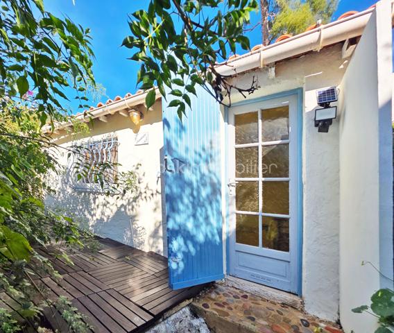 EXCLUSIVITE : Faron vue sur la rade . Rare duplex de + de100 m² dont 96 carrez au second et dernier étage d'une maison de caractère + Jardin, Studio et garage .
Unique sur le secteur .
Dans le quartier du Faron, à proximité du téléphérique, ce duplex t4 bénéficie d'une situation idéale à proximité des transports en commun, des axes routiers et du centre-ville, tout en étant dans un environnement résidentiel particulièrement recherché .

Actuellement distribué en t3, il occupe le second et dernier étage d'une charmante maison des années 30 . 
Un escalier extérieur, puis une entrée individuelle pour un seul propriétaire par palier : Une alternative à l'appartement traditionnel, avec le charme d'une maison de caractère . 

D'une superficie de 96 m² loi Carrez et 118 m² au sol, ce bien atypique profite d'une position dominante et d'une vue imprenable sur la rade de Toulon .

Au niveau principal, une entrée dessert côté sud une cuisine indépendante à rénover , et un vaste double séjour d'environ 29 m², avec une belle hauteur sous plafond. Celui-ci se prolonge par un long balcon permettant de profiter pleinement de la vue .
La distribution actuelle offre un beau potentiel de réaménagement avec la possibilité de créer une vaste pièce de vie ouverte, pour gagner en volume et en modernité .

Côté nord, sur le jardin , une grande chambre de plus de 15 m² avec dressing, une salle de bains récente , ainsi que des toilettes séparées avec lavabo .

À l'étage, beaucoup de cachet pour les combles aménagés : parquet, poutres apparentes et de beaux volumes desservant une grande chambre de plus de 20 m² dont 13 m² carrez, un espace bureau de 9 m², des rangements et des toilettes avec lavabo. Les rampants ont été récemment isolés .

À l'extérieur, le jardin privatif, intimiste et sans vis-à-vis, constitue un véritable atout . Il accueille un studio d'environ 20 m² , offrant ainsi un véritable espace habitable supplémentaire . 
Situé dans une petite bâtisse indépendante, il comprend un espace cuisine/séjour, un espace nuit séparé, et une salle d'eau avec WC. Idéal pour recevoir, télétravailler , ou faire un atelier .

Un garage privatif en rez-de-rue, très recherché sur le secteur, complète l'ensemble. Le stationnement est également possible à proximité immédiate .

L’appartement est entretenu mais nécessite des travaux de modernisation . Des devis sont disponibles et d'autres sont en cours . Il bénéficie déjà du double vitrage et la toiture a été révisée au mois de juillet .

Copropriété de 11 lots dont 3 logements en cours de création .
Charges  annuelles en cours de calcul