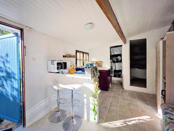 EXCLUSIVITE : Faron vue sur la rade . Rare duplex de + de100 m² dont 96 carrez au second et dernier étage d'une maison de caractère + Jardin, Studio et garage .
Unique sur le secteur .
Dans le quartier du Faron, à proximité du téléphérique, ce duplex t4 bénéficie d'une situation idéale à proximité des transports en commun, des axes routiers et du centre-ville, tout en étant dans un environnement résidentiel particulièrement recherché .

Actuellement distribué en t3, il occupe le second et dernier étage d'une charmante maison des années 30 . 
Un escalier extérieur, puis une entrée individuelle pour un seul propriétaire par palier : Une alternative à l'appartement traditionnel, avec le charme d'une maison de caractère . 

D'une superficie de 96 m² loi Carrez et 118 m² au sol, ce bien atypique profite d'une position dominante et d'une vue imprenable sur la rade de Toulon .

Au niveau principal, une entrée dessert côté sud une cuisine indépendante à rénover , et un vaste double séjour d'environ 29 m², avec une belle hauteur sous plafond. Celui-ci se prolonge par un long balcon permettant de profiter pleinement de la vue .
La distribution actuelle offre un beau potentiel de réaménagement avec la possibilité de créer une vaste pièce de vie ouverte, pour gagner en volume et en modernité .

Côté nord, sur le jardin , une grande chambre de plus de 15 m² avec dressing, une salle de bains récente , ainsi que des toilettes séparées avec lavabo .

À l'étage, beaucoup de cachet pour les combles aménagés : parquet, poutres apparentes et de beaux volumes desservant une grande chambre de plus de 20 m² dont 13 m² carrez, un espace bureau de 9 m², des rangements et des toilettes avec lavabo. Les rampants ont été récemment isolés .

À l'extérieur, le jardin privatif, intimiste et sans vis-à-vis, constitue un véritable atout . Il accueille un studio d'environ 20 m² , offrant ainsi un véritable espace habitable supplémentaire . 
Situé dans une petite bâtisse indépendante, il comprend un espace cuisine/séjour, un espace nuit séparé, et une salle d'eau avec WC. Idéal pour recevoir, télétravailler , ou faire un atelier .

Un garage privatif en rez-de-rue, très recherché sur le secteur, complète l'ensemble. Le stationnement est également possible à proximité immédiate .

L’appartement est entretenu mais nécessite des travaux de modernisation . Des devis sont disponibles et d'autres sont en cours . Il bénéficie déjà du double vitrage et la toiture a été révisée au mois de juillet .

Copropriété de 11 lots dont 3 logements en cours de création .
Charges  annuelles en cours de calcul