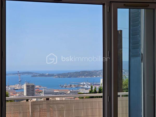 EXCLUSIVITE : Faron vue sur la rade . Rare duplex de + de100 m² dont 96 carrez au second et dernier étage d'une maison de caractère + Jardin, Studio et garage .
Unique sur le secteur .
Dans le quartier du Faron, à proximité du téléphérique, ce duplex t4 bénéficie d'une situation idéale à proximité des transports en commun, des axes routiers et du centre-ville, tout en étant dans un environnement résidentiel particulièrement recherché .

Actuellement distribué en t3, il occupe le second et dernier étage d'une charmante maison des années 30 . 
Un escalier extérieur, puis une entrée individuelle pour un seul propriétaire par palier : Une alternative à l'appartement traditionnel, avec le charme d'une maison de caractère . 

D'une superficie de 96 m² loi Carrez et 118 m² au sol, ce bien atypique profite d'une position dominante et d'une vue imprenable sur la rade de Toulon .

Au niveau principal, une entrée dessert côté sud une cuisine indépendante à rénover , et un vaste double séjour d'environ 29 m², avec une belle hauteur sous plafond. Celui-ci se prolonge par un long balcon permettant de profiter pleinement de la vue .
La distribution actuelle offre un beau potentiel de réaménagement avec la possibilité de créer une vaste pièce de vie ouverte, pour gagner en volume et en modernité .

Côté nord, sur le jardin , une grande chambre de plus de 15 m² avec dressing, une salle de bains récente , ainsi que des toilettes séparées avec lavabo .

À l'étage, beaucoup de cachet pour les combles aménagés : parquet, poutres apparentes et de beaux volumes desservant une grande chambre de plus de 20 m² dont 13 m² carrez, un espace bureau de 9 m², des rangements et des toilettes avec lavabo. Les rampants ont été récemment isolés .

À l'extérieur, le jardin privatif, intimiste et sans vis-à-vis, constitue un véritable atout . Il accueille un studio d'environ 20 m² , offrant ainsi un véritable espace habitable supplémentaire . 
Situé dans une petite bâtisse indépendante, il comprend un espace cuisine/séjour, un espace nuit séparé, et une salle d'eau avec WC. Idéal pour recevoir, télétravailler , ou faire un atelier .

Un garage privatif en rez-de-rue, très recherché sur le secteur, complète l'ensemble. Le stationnement est également possible à proximité immédiate .

L’appartement est entretenu mais nécessite des travaux de modernisation . Des devis sont disponibles et d'autres sont en cours . Il bénéficie déjà du double vitrage et la toiture a été révisée au mois de juillet .

Copropriété de 11 lots dont 3 logements en cours de création .
Charges  annuelles en cours de calcul