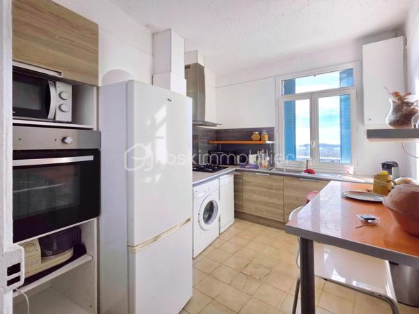 EXCLUSIVITE : Faron vue sur la rade . Rare duplex de + de100 m² dont 96 carrez au second et dernier étage d'une maison de caractère + Jardin, Studio et garage .
Unique sur le secteur .
Dans le quartier du Faron, à proximité du téléphérique, ce duplex t4 bénéficie d'une situation idéale à proximité des transports en commun, des axes routiers et du centre-ville, tout en étant dans un environnement résidentiel particulièrement recherché .

Actuellement distribué en t3, il occupe le second et dernier étage d'une charmante maison des années 30 . 
Un escalier extérieur, puis une entrée individuelle pour un seul propriétaire par palier : Une alternative à l'appartement traditionnel, avec le charme d'une maison de caractère . 

D'une superficie de 96 m² loi Carrez et 118 m² au sol, ce bien atypique profite d'une position dominante et d'une vue imprenable sur la rade de Toulon .

Au niveau principal, une entrée dessert côté sud une cuisine indépendante à rénover , et un vaste double séjour d'environ 29 m², avec une belle hauteur sous plafond. Celui-ci se prolonge par un long balcon permettant de profiter pleinement de la vue .
La distribution actuelle offre un beau potentiel de réaménagement avec la possibilité de créer une vaste pièce de vie ouverte, pour gagner en volume et en modernité .

Côté nord, sur le jardin , une grande chambre de plus de 15 m² avec dressing, une salle de bains récente , ainsi que des toilettes séparées avec lavabo .

À l'étage, beaucoup de cachet pour les combles aménagés : parquet, poutres apparentes et de beaux volumes desservant une grande chambre de plus de 20 m² dont 13 m² carrez, un espace bureau de 9 m², des rangements et des toilettes avec lavabo. Les rampants ont été récemment isolés .

À l'extérieur, le jardin privatif, intimiste et sans vis-à-vis, constitue un véritable atout . Il accueille un studio d'environ 20 m² , offrant ainsi un véritable espace habitable supplémentaire . 
Situé dans une petite bâtisse indépendante, il comprend un espace cuisine/séjour, un espace nuit séparé, et une salle d'eau avec WC. Idéal pour recevoir, télétravailler , ou faire un atelier .

Un garage privatif en rez-de-rue, très recherché sur le secteur, complète l'ensemble. Le stationnement est également possible à proximité immédiate .

L’appartement est entretenu mais nécessite des travaux de modernisation . Des devis sont disponibles et d'autres sont en cours . Il bénéficie déjà du double vitrage et la toiture a été révisée au mois de juillet .

Copropriété de 11 lots dont 3 logements en cours de création .
Charges  annuelles en cours de calcul