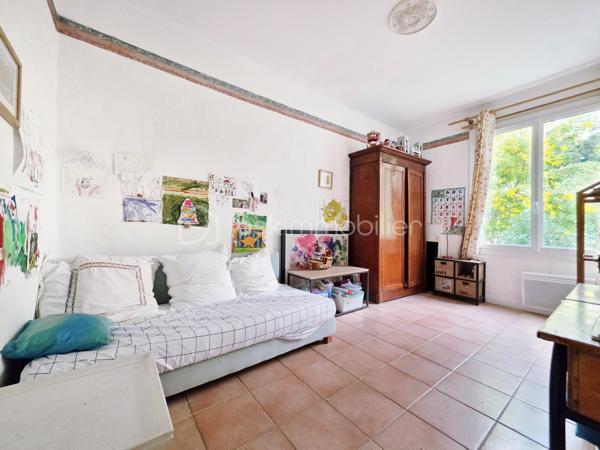 EXCLUSIVITE : Faron vue sur la rade . Rare duplex de + de100 m² dont 96 carrez au second et dernier étage d'une maison de caractère + Jardin, Studio et garage .
Unique sur le secteur .
Dans le quartier du Faron, à proximité du téléphérique, ce duplex t4 bénéficie d'une situation idéale à proximité des transports en commun, des axes routiers et du centre-ville, tout en étant dans un environnement résidentiel particulièrement recherché .

Actuellement distribué en t3, il occupe le second et dernier étage d'une charmante maison des années 30 . 
Un escalier extérieur, puis une entrée individuelle pour un seul propriétaire par palier : Une alternative à l'appartement traditionnel, avec le charme d'une maison de caractère . 

D'une superficie de 96 m² loi Carrez et 118 m² au sol, ce bien atypique profite d'une position dominante et d'une vue imprenable sur la rade de Toulon .

Au niveau principal, une entrée dessert côté sud une cuisine indépendante à rénover , et un vaste double séjour d'environ 29 m², avec une belle hauteur sous plafond. Celui-ci se prolonge par un long balcon permettant de profiter pleinement de la vue .
La distribution actuelle offre un beau potentiel de réaménagement avec la possibilité de créer une vaste pièce de vie ouverte, pour gagner en volume et en modernité .

Côté nord, sur le jardin , une grande chambre de plus de 15 m² avec dressing, une salle de bains récente , ainsi que des toilettes séparées avec lavabo .

À l'étage, beaucoup de cachet pour les combles aménagés : parquet, poutres apparentes et de beaux volumes desservant une grande chambre de plus de 20 m² dont 13 m² carrez, un espace bureau de 9 m², des rangements et des toilettes avec lavabo. Les rampants ont été récemment isolés .

À l'extérieur, le jardin privatif, intimiste et sans vis-à-vis, constitue un véritable atout . Il accueille un studio d'environ 20 m² , offrant ainsi un véritable espace habitable supplémentaire . 
Situé dans une petite bâtisse indépendante, il comprend un espace cuisine/séjour, un espace nuit séparé, et une salle d'eau avec WC. Idéal pour recevoir, télétravailler , ou faire un atelier .

Un garage privatif en rez-de-rue, très recherché sur le secteur, complète l'ensemble. Le stationnement est également possible à proximité immédiate .

L’appartement est entretenu mais nécessite des travaux de modernisation . Des devis sont disponibles et d'autres sont en cours . Il bénéficie déjà du double vitrage et la toiture a été révisée au mois de juillet .

Copropriété de 11 lots dont 3 logements en cours de création .
Charges  annuelles en cours de calcul