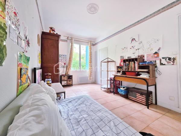 EXCLUSIVITE : Faron vue sur la rade . Rare duplex de + de100 m² dont 96 carrez au second et dernier étage d'une maison de caractère + Jardin, Studio et garage .
Unique sur le secteur .
Dans le quartier du Faron, à proximité du téléphérique, ce duplex t4 bénéficie d'une situation idéale à proximité des transports en commun, des axes routiers et du centre-ville, tout en étant dans un environnement résidentiel particulièrement recherché .

Actuellement distribué en t3, il occupe le second et dernier étage d'une charmante maison des années 30 . 
Un escalier extérieur, puis une entrée individuelle pour un seul propriétaire par palier : Une alternative à l'appartement traditionnel, avec le charme d'une maison de caractère . 

D'une superficie de 96 m² loi Carrez et 118 m² au sol, ce bien atypique profite d'une position dominante et d'une vue imprenable sur la rade de Toulon .

Au niveau principal, une entrée dessert côté sud une cuisine indépendante à rénover , et un vaste double séjour d'environ 29 m², avec une belle hauteur sous plafond. Celui-ci se prolonge par un long balcon permettant de profiter pleinement de la vue .
La distribution actuelle offre un beau potentiel de réaménagement avec la possibilité de créer une vaste pièce de vie ouverte, pour gagner en volume et en modernité .

Côté nord, sur le jardin , une grande chambre de plus de 15 m² avec dressing, une salle de bains récente , ainsi que des toilettes séparées avec lavabo .

À l'étage, beaucoup de cachet pour les combles aménagés : parquet, poutres apparentes et de beaux volumes desservant une grande chambre de plus de 20 m² dont 13 m² carrez, un espace bureau de 9 m², des rangements et des toilettes avec lavabo. Les rampants ont été récemment isolés .

À l'extérieur, le jardin privatif, intimiste et sans vis-à-vis, constitue un véritable atout . Il accueille un studio d'environ 20 m² , offrant ainsi un véritable espace habitable supplémentaire . 
Situé dans une petite bâtisse indépendante, il comprend un espace cuisine/séjour, un espace nuit séparé, et une salle d'eau avec WC. Idéal pour recevoir, télétravailler , ou faire un atelier .

Un garage privatif en rez-de-rue, très recherché sur le secteur, complète l'ensemble. Le stationnement est également possible à proximité immédiate .

L’appartement est entretenu mais nécessite des travaux de modernisation . Des devis sont disponibles et d'autres sont en cours . Il bénéficie déjà du double vitrage et la toiture a été révisée au mois de juillet .

Copropriété de 11 lots dont 3 logements en cours de création .
Charges  annuelles en cours de calcul