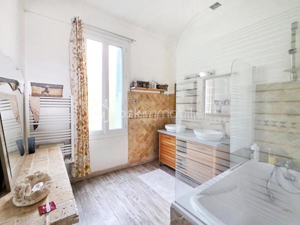 EXCLUSIVITE : Faron vue sur la rade . Rare duplex de + de100 m² dont 96 carrez au second et dernier étage d'une maison de caractère + Jardin, Studio et garage .
Unique sur le secteur .
Dans le quartier du Faron, à proximité du téléphérique, ce duplex t4 bénéficie d'une situation idéale à proximité des transports en commun, des axes routiers et du centre-ville, tout en étant dans un environnement résidentiel particulièrement recherché .

Actuellement distribué en t3, il occupe le second et dernier étage d'une charmante maison des années 30 . 
Un escalier extérieur, puis une entrée individuelle pour un seul propriétaire par palier : Une alternative à l'appartement traditionnel, avec le charme d'une maison de caractère . 

D'une superficie de 96 m² loi Carrez et 118 m² au sol, ce bien atypique profite d'une position dominante et d'une vue imprenable sur la rade de Toulon .

Au niveau principal, une entrée dessert côté sud une cuisine indépendante à rénover , et un vaste double séjour d'environ 29 m², avec une belle hauteur sous plafond. Celui-ci se prolonge par un long balcon permettant de profiter pleinement de la vue .
La distribution actuelle offre un beau potentiel de réaménagement avec la possibilité de créer une vaste pièce de vie ouverte, pour gagner en volume et en modernité .

Côté nord, sur le jardin , une grande chambre de plus de 15 m² avec dressing, une salle de bains récente , ainsi que des toilettes séparées avec lavabo .

À l'étage, beaucoup de cachet pour les combles aménagés : parquet, poutres apparentes et de beaux volumes desservant une grande chambre de plus de 20 m² dont 13 m² carrez, un espace bureau de 9 m², des rangements et des toilettes avec lavabo. Les rampants ont été récemment isolés .

À l'extérieur, le jardin privatif, intimiste et sans vis-à-vis, constitue un véritable atout . Il accueille un studio d'environ 20 m² , offrant ainsi un véritable espace habitable supplémentaire . 
Situé dans une petite bâtisse indépendante, il comprend un espace cuisine/séjour, un espace nuit séparé, et une salle d'eau avec WC. Idéal pour recevoir, télétravailler , ou faire un atelier .

Un garage privatif en rez-de-rue, très recherché sur le secteur, complète l'ensemble. Le stationnement est également possible à proximité immédiate .

L’appartement est entretenu mais nécessite des travaux de modernisation . Des devis sont disponibles et d'autres sont en cours . Il bénéficie déjà du double vitrage et la toiture a été révisée au mois de juillet .

Copropriété de 11 lots dont 3 logements en cours de création .
Charges  annuelles en cours de calcul
