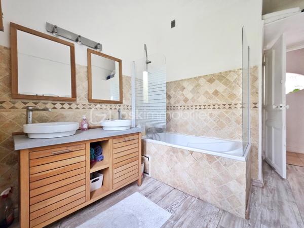 EXCLUSIVITE : Faron vue sur la rade . Rare duplex de + de100 m² dont 96 carrez au second et dernier étage d'une maison de caractère + Jardin, Studio et garage .
Unique sur le secteur .
Dans le quartier du Faron, à proximité du téléphérique, ce duplex t4 bénéficie d'une situation idéale à proximité des transports en commun, des axes routiers et du centre-ville, tout en étant dans un environnement résidentiel particulièrement recherché .

Actuellement distribué en t3, il occupe le second et dernier étage d'une charmante maison des années 30 . 
Un escalier extérieur, puis une entrée individuelle pour un seul propriétaire par palier : Une alternative à l'appartement traditionnel, avec le charme d'une maison de caractère . 

D'une superficie de 96 m² loi Carrez et 118 m² au sol, ce bien atypique profite d'une position dominante et d'une vue imprenable sur la rade de Toulon .

Au niveau principal, une entrée dessert côté sud une cuisine indépendante à rénover , et un vaste double séjour d'environ 29 m², avec une belle hauteur sous plafond. Celui-ci se prolonge par un long balcon permettant de profiter pleinement de la vue .
La distribution actuelle offre un beau potentiel de réaménagement avec la possibilité de créer une vaste pièce de vie ouverte, pour gagner en volume et en modernité .

Côté nord, sur le jardin , une grande chambre de plus de 15 m² avec dressing, une salle de bains récente , ainsi que des toilettes séparées avec lavabo .

À l'étage, beaucoup de cachet pour les combles aménagés : parquet, poutres apparentes et de beaux volumes desservant une grande chambre de plus de 20 m² dont 13 m² carrez, un espace bureau de 9 m², des rangements et des toilettes avec lavabo. Les rampants ont été récemment isolés .

À l'extérieur, le jardin privatif, intimiste et sans vis-à-vis, constitue un véritable atout . Il accueille un studio d'environ 20 m² , offrant ainsi un véritable espace habitable supplémentaire . 
Situé dans une petite bâtisse indépendante, il comprend un espace cuisine/séjour, un espace nuit séparé, et une salle d'eau avec WC. Idéal pour recevoir, télétravailler , ou faire un atelier .

Un garage privatif en rez-de-rue, très recherché sur le secteur, complète l'ensemble. Le stationnement est également possible à proximité immédiate .

L’appartement est entretenu mais nécessite des travaux de modernisation . Des devis sont disponibles et d'autres sont en cours . Il bénéficie déjà du double vitrage et la toiture a été révisée au mois de juillet .

Copropriété de 11 lots dont 3 logements en cours de création .
Charges  annuelles en cours de calcul