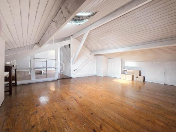 EXCLUSIVITE : Faron vue sur la rade . Rare duplex de + de100 m² dont 96 carrez au second et dernier étage d'une maison de caractère + Jardin, Studio et garage .
Unique sur le secteur .
Dans le quartier du Faron, à proximité du téléphérique, ce duplex t4 bénéficie d'une situation idéale à proximité des transports en commun, des axes routiers et du centre-ville, tout en étant dans un environnement résidentiel particulièrement recherché .

Actuellement distribué en t3, il occupe le second et dernier étage d'une charmante maison des années 30 . 
Un escalier extérieur, puis une entrée individuelle pour un seul propriétaire par palier : Une alternative à l'appartement traditionnel, avec le charme d'une maison de caractère . 

D'une superficie de 96 m² loi Carrez et 118 m² au sol, ce bien atypique profite d'une position dominante et d'une vue imprenable sur la rade de Toulon .

Au niveau principal, une entrée dessert côté sud une cuisine indépendante à rénover , et un vaste double séjour d'environ 29 m², avec une belle hauteur sous plafond. Celui-ci se prolonge par un long balcon permettant de profiter pleinement de la vue .
La distribution actuelle offre un beau potentiel de réaménagement avec la possibilité de créer une vaste pièce de vie ouverte, pour gagner en volume et en modernité .

Côté nord, sur le jardin , une grande chambre de plus de 15 m² avec dressing, une salle de bains récente , ainsi que des toilettes séparées avec lavabo .

À l'étage, beaucoup de cachet pour les combles aménagés : parquet, poutres apparentes et de beaux volumes desservant une grande chambre de plus de 20 m² dont 13 m² carrez, un espace bureau de 9 m², des rangements et des toilettes avec lavabo. Les rampants ont été récemment isolés .

À l'extérieur, le jardin privatif, intimiste et sans vis-à-vis, constitue un véritable atout . Il accueille un studio d'environ 20 m² , offrant ainsi un véritable espace habitable supplémentaire . 
Situé dans une petite bâtisse indépendante, il comprend un espace cuisine/séjour, un espace nuit séparé, et une salle d'eau avec WC. Idéal pour recevoir, télétravailler , ou faire un atelier .

Un garage privatif en rez-de-rue, très recherché sur le secteur, complète l'ensemble. Le stationnement est également possible à proximité immédiate .

L’appartement est entretenu mais nécessite des travaux de modernisation . Des devis sont disponibles et d'autres sont en cours . Il bénéficie déjà du double vitrage et la toiture a été révisée au mois de juillet .

Copropriété de 11 lots dont 3 logements en cours de création .
Charges  annuelles en cours de calcul